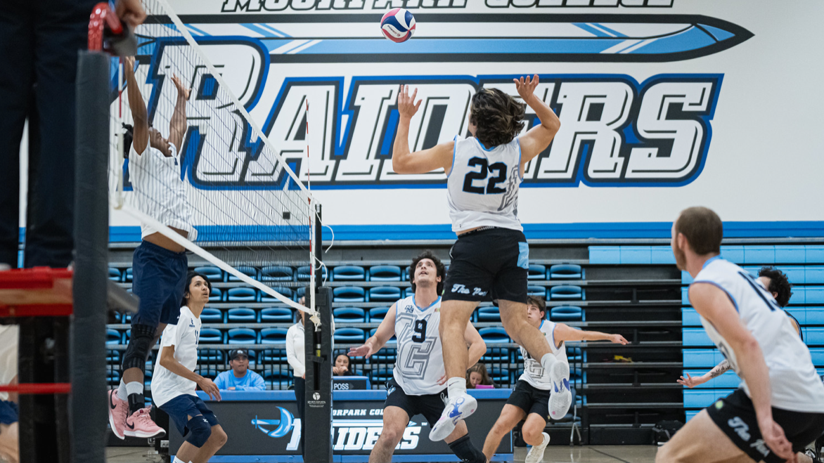 Men's Volleyball gets back on winning track, sweep El Camino