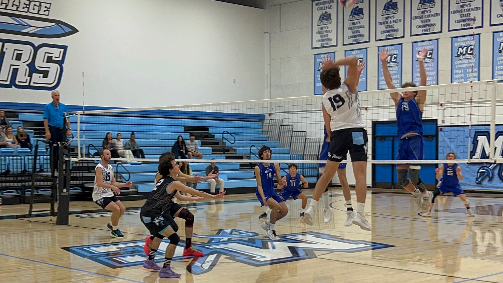 Men's Volleyball takes Santa Monica and Long Beach to 5 sets but drop both matches