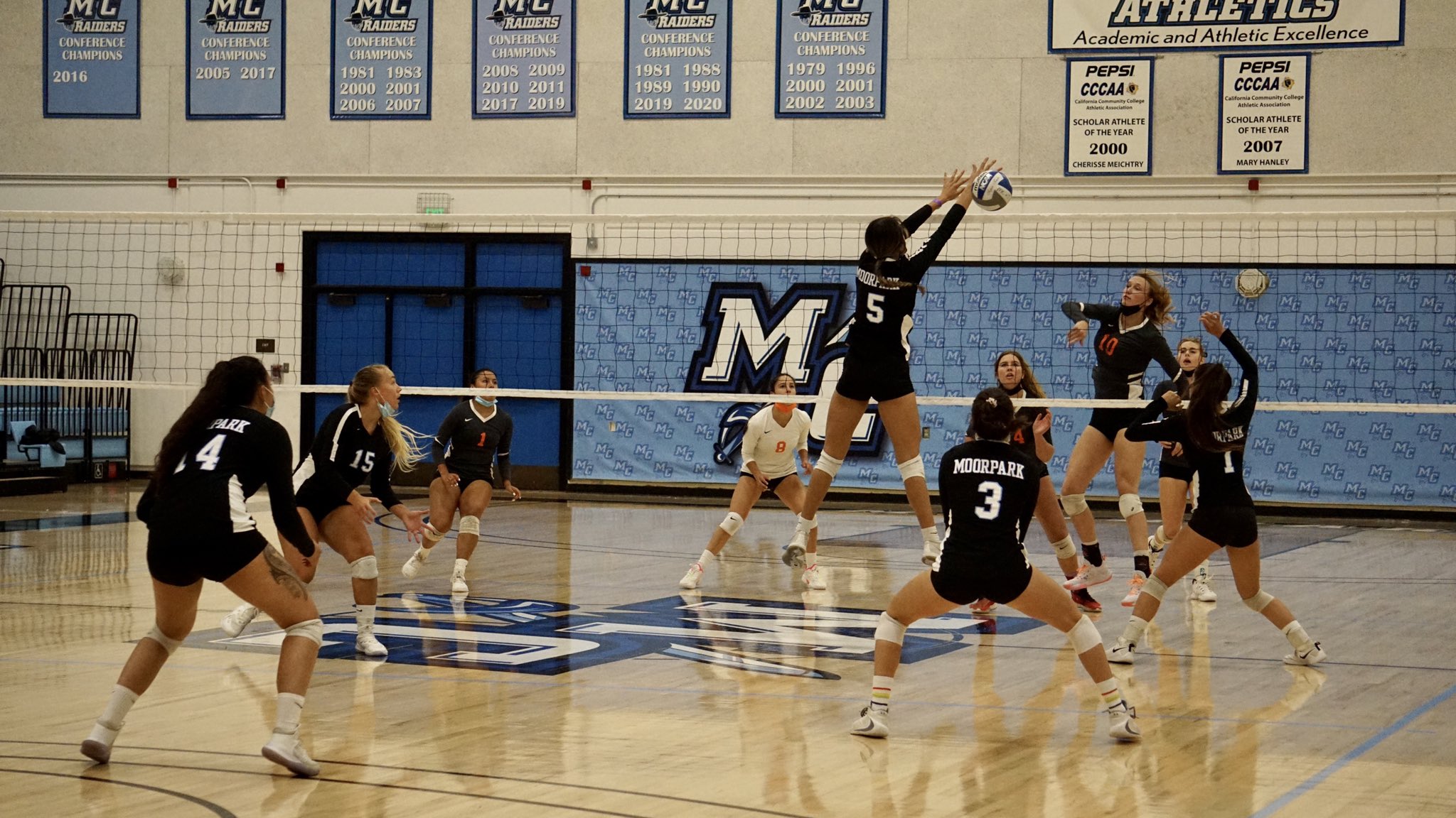 Women's volleyball rallies to take down rival Ventura